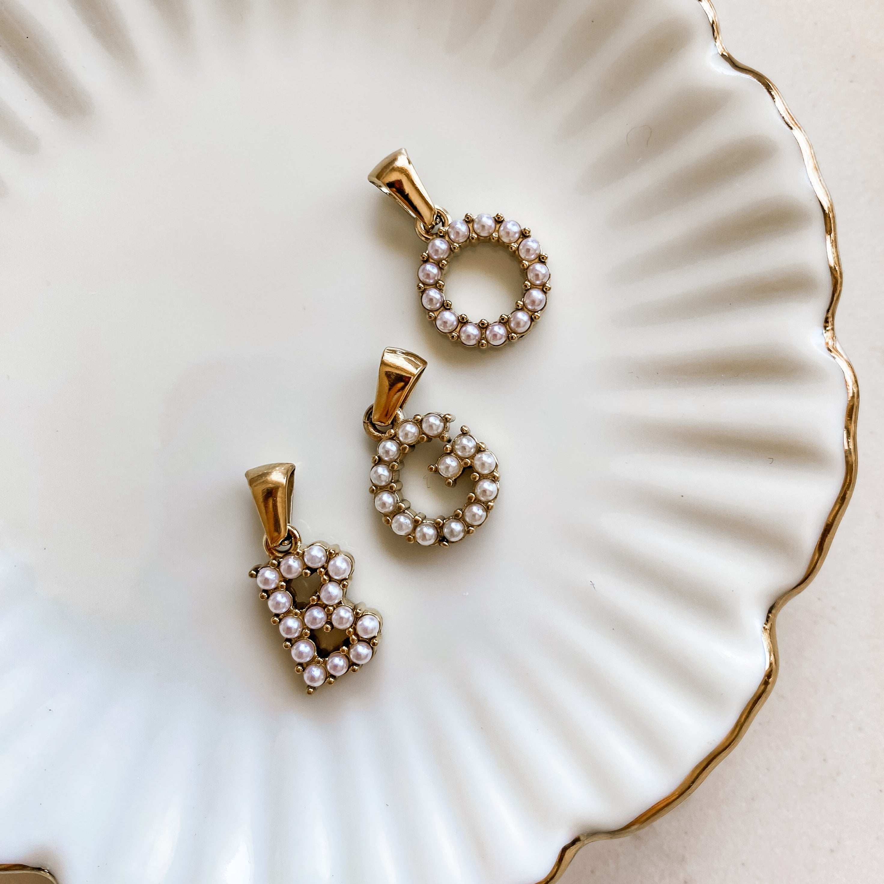 halskæde med perle bogstav vedhæng