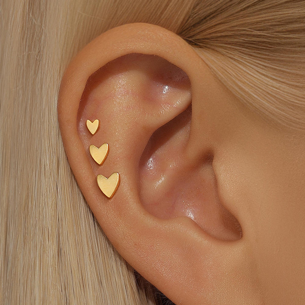 ørestikker i guld med hjerter