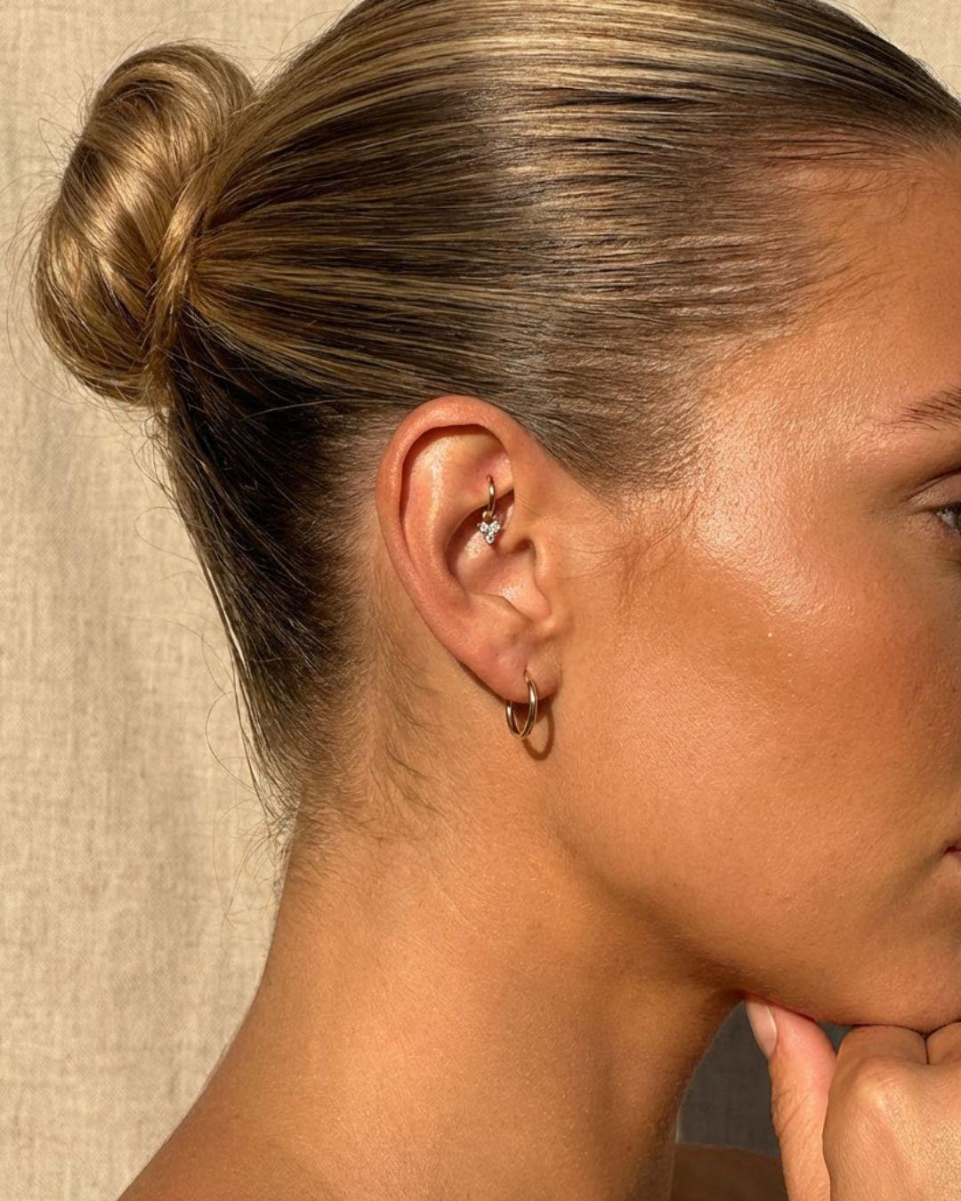 rook piercing ring med blomst