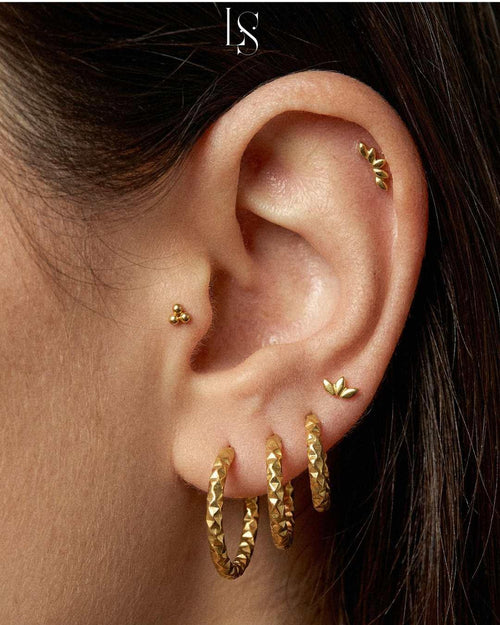Buet blomst guldbelagt piercing med flatback
