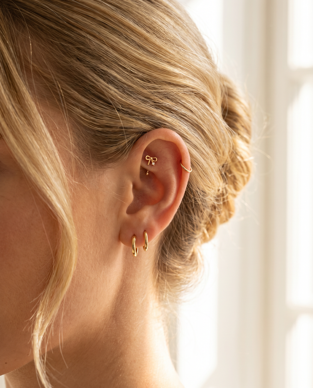 Juliette guldbelagt sløjfe piercing ørering i guld paa oere - rook daith piercing