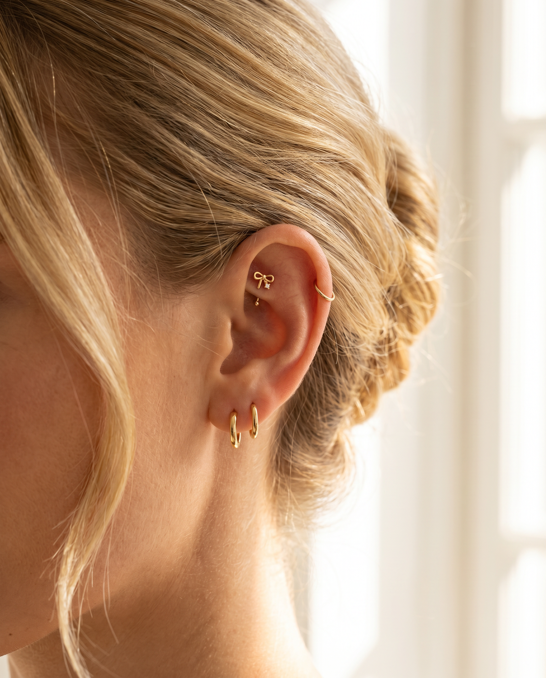 Juliette guldbelagt sløjfe piercing ørering i guld paa oere - rook daith piercing