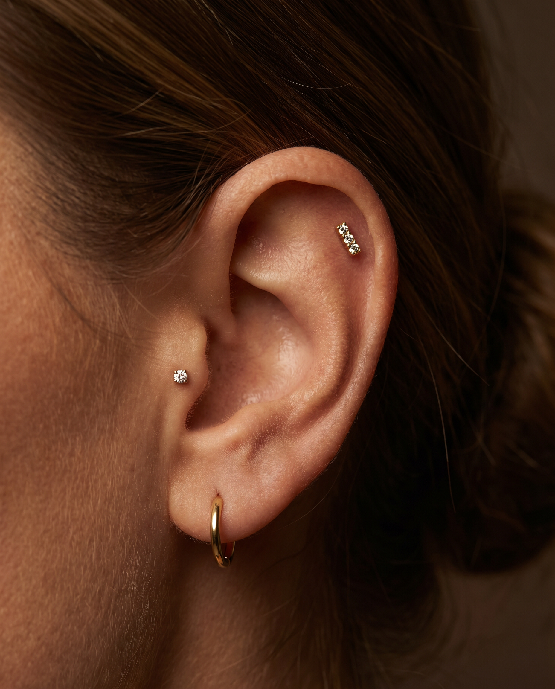 Lux trestens-bar piercing i guld paa oere - helix flat back