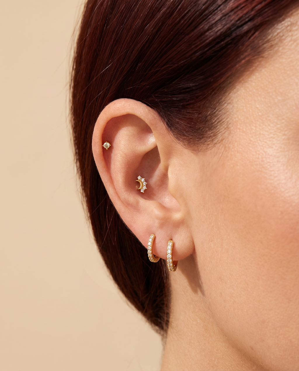 Yasmine Måne-Piercing i guld paa oere - helix flat back piercing
