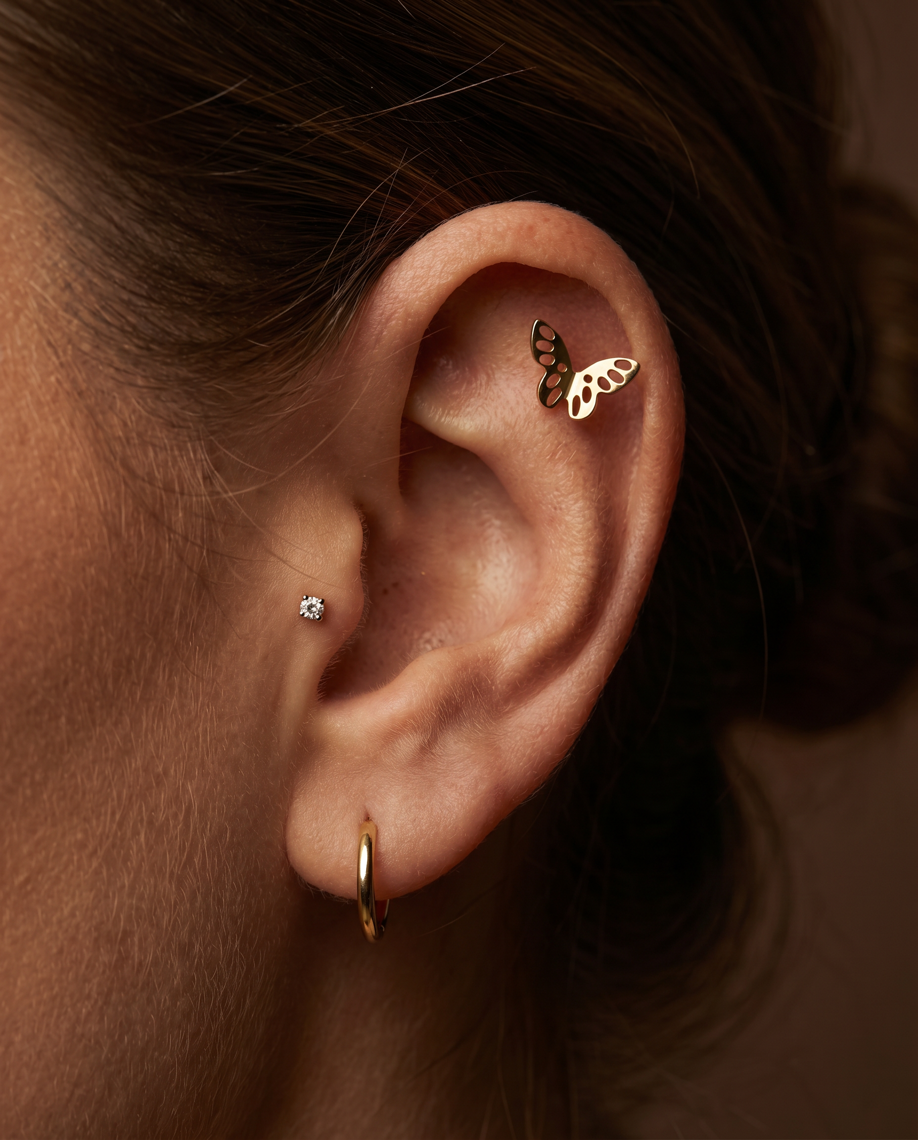 Aura sommerfugle-piercing i guld paa oere - helix flat back