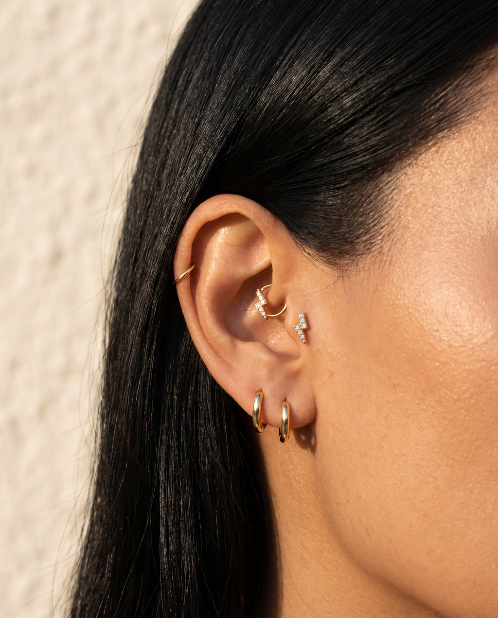 Élodie lyn guldbelagt mini piercing ørering i guld paa oere - rook daith piercing