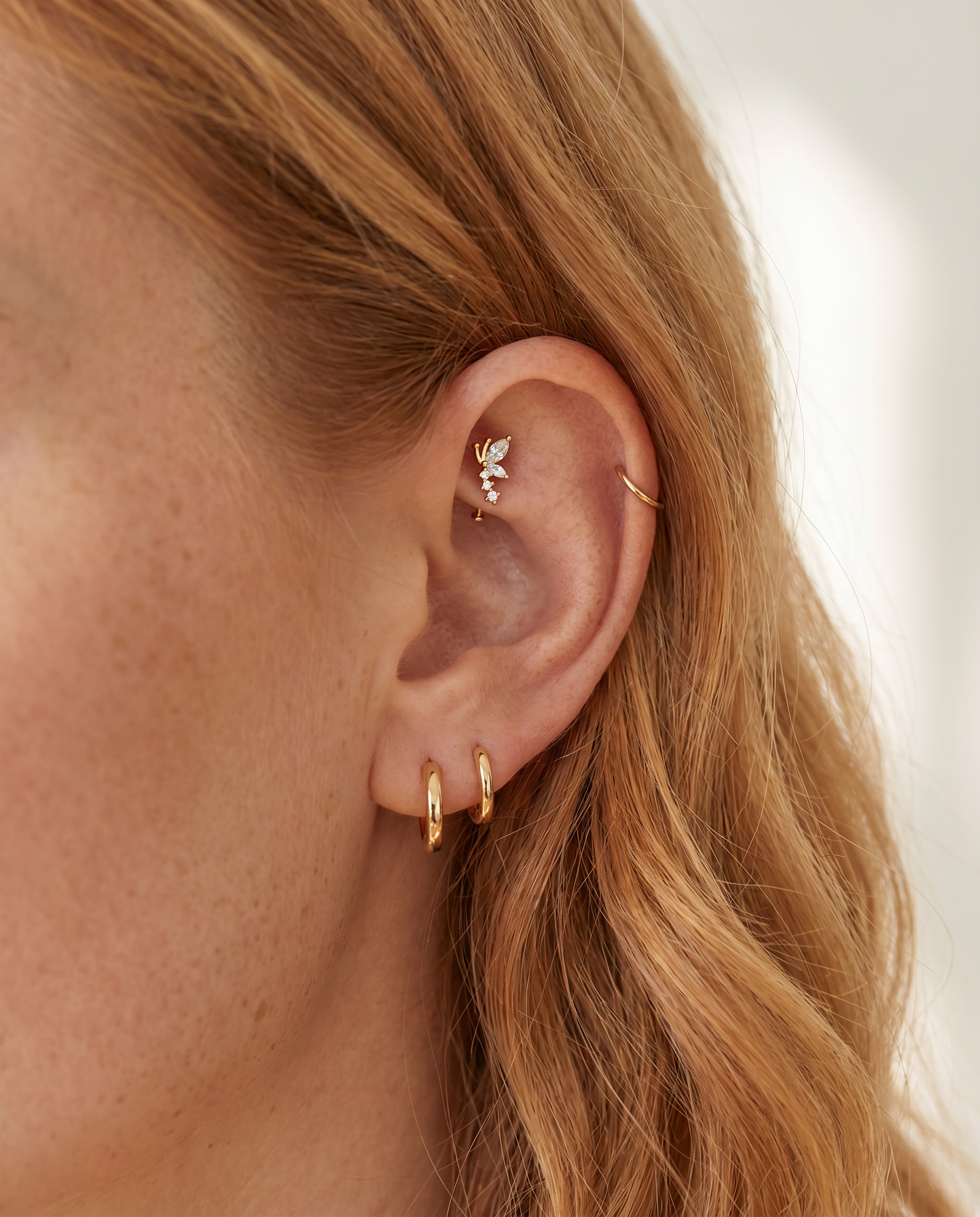 Papillon sommerfugle piercing ørering i guld paa oere - rook daith piercing