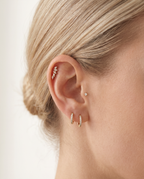 Vivienne buet  piercing i guld paa oere - helix flat back piercing