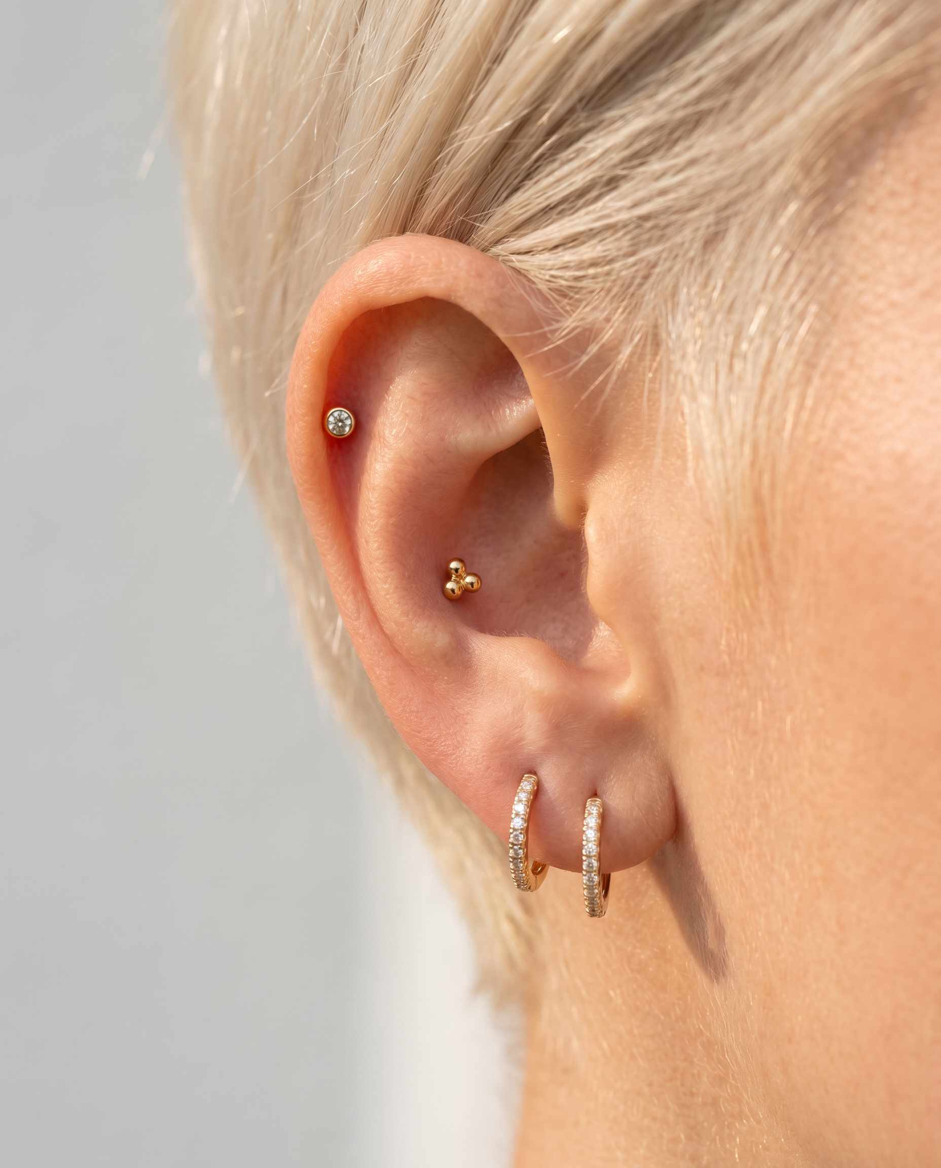 Nuna petit  piercing ørestik i guld paa oere - helix flat back piercing