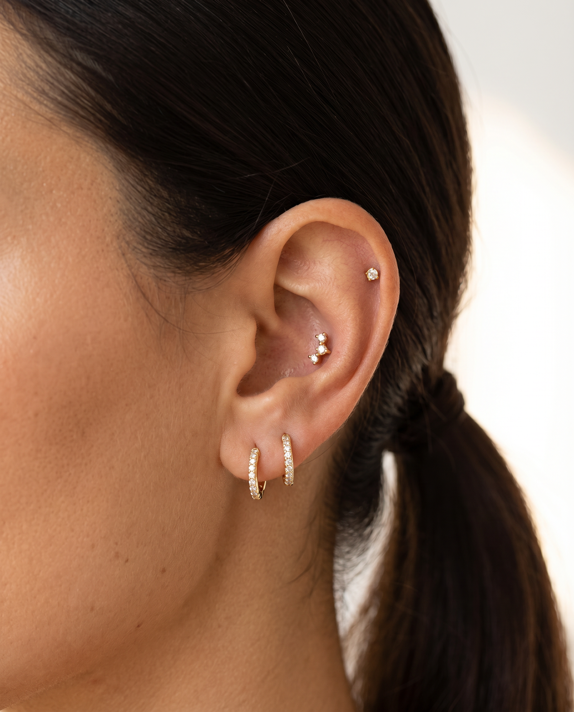 Sia petit piercing i guld paa oere - helix flat back piercing