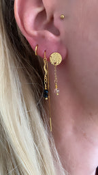 Sienna kæde ørering med sorte perler og en guld bølge