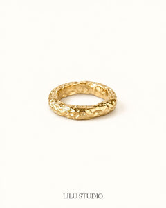 Ring hamret molten forgyldt — Runa