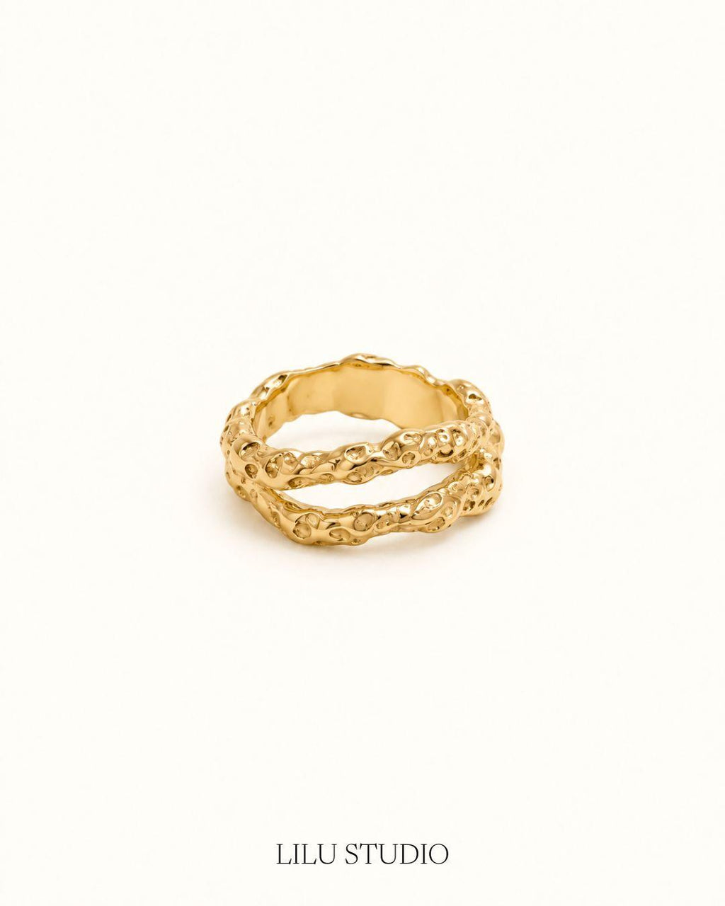 Ring dobbelt hamret molten forgyldt — Runa Double