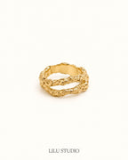 Ring dobbelt hamret molten forgyldt — Runa Double