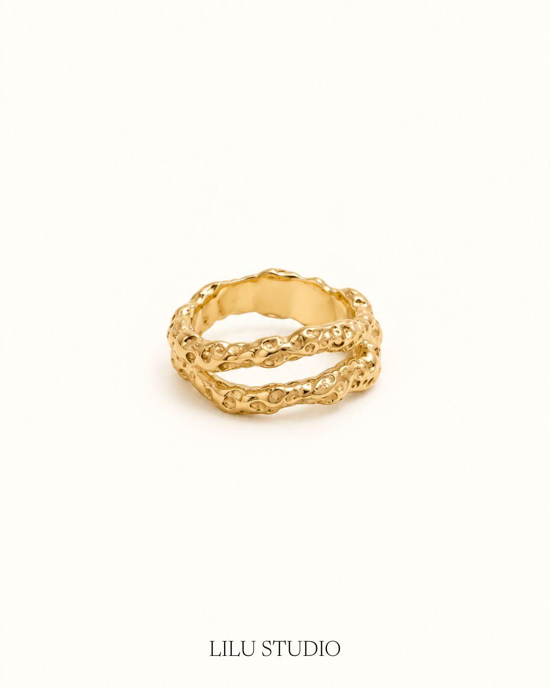 Ring dobbelt hamret molten forgyldt — Runa Double