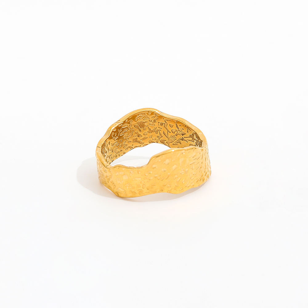 Dakota guldbelagt hamret ring med textur – Lilu Studio