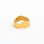 Dakota guldbelagt hamret ring med textur – Lilu Studio