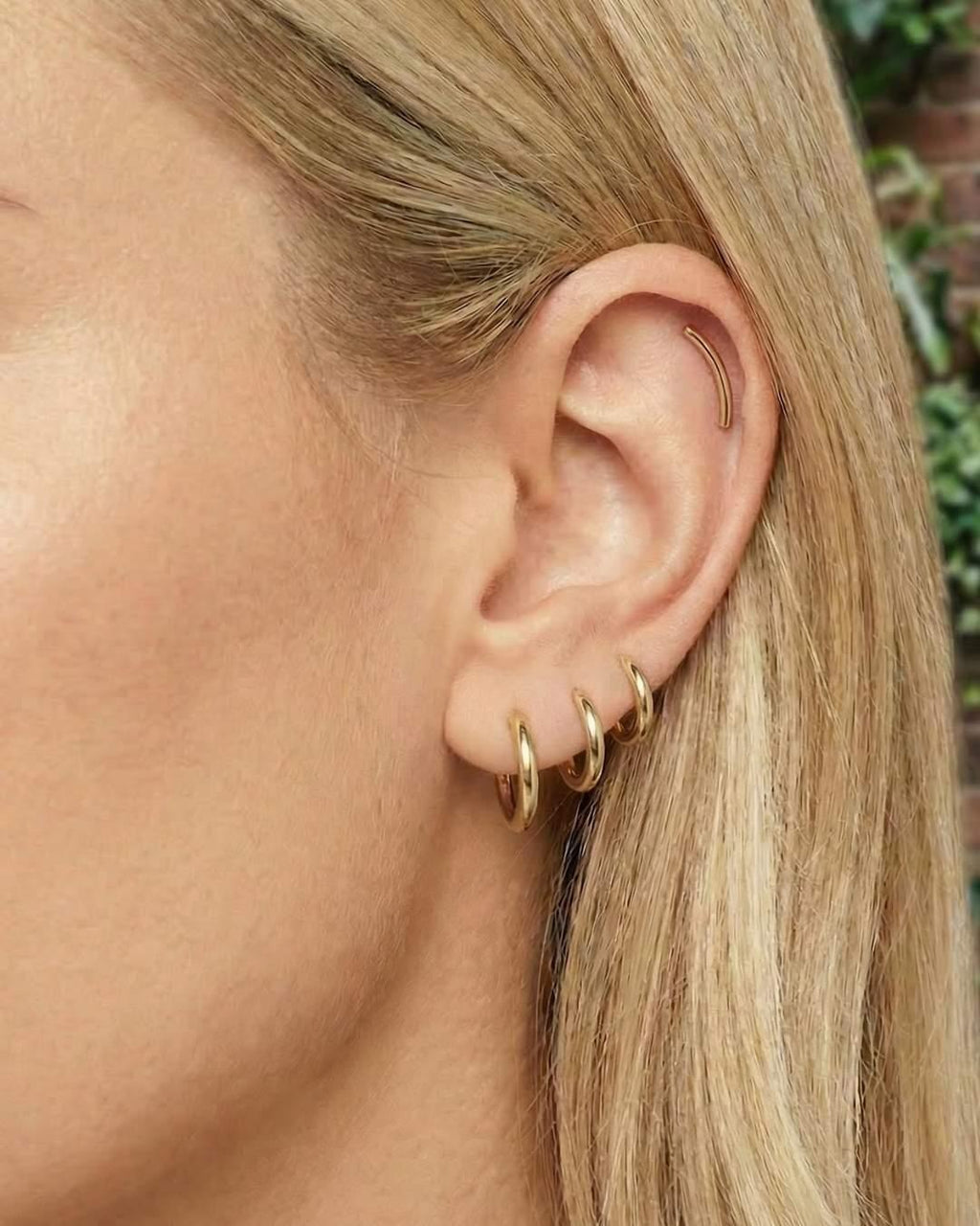 buet guld piercing ørering med flad lås