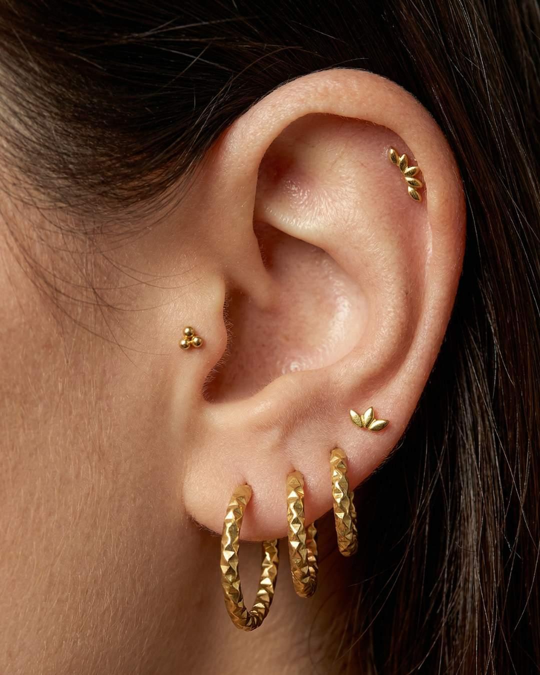 Mini piercing smykke 6 mm med 3 knopper guld med flatback 