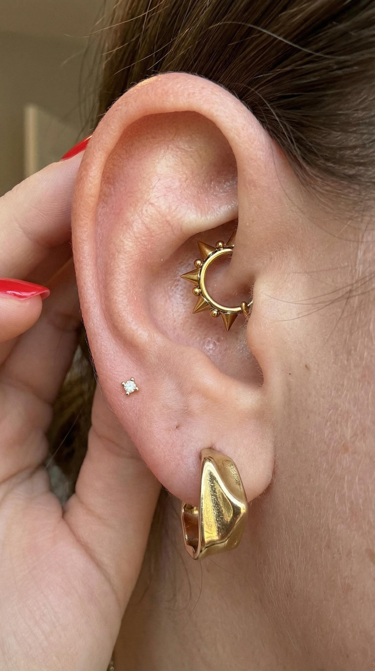Titanium Daith piercing ring forgyldt med spikes