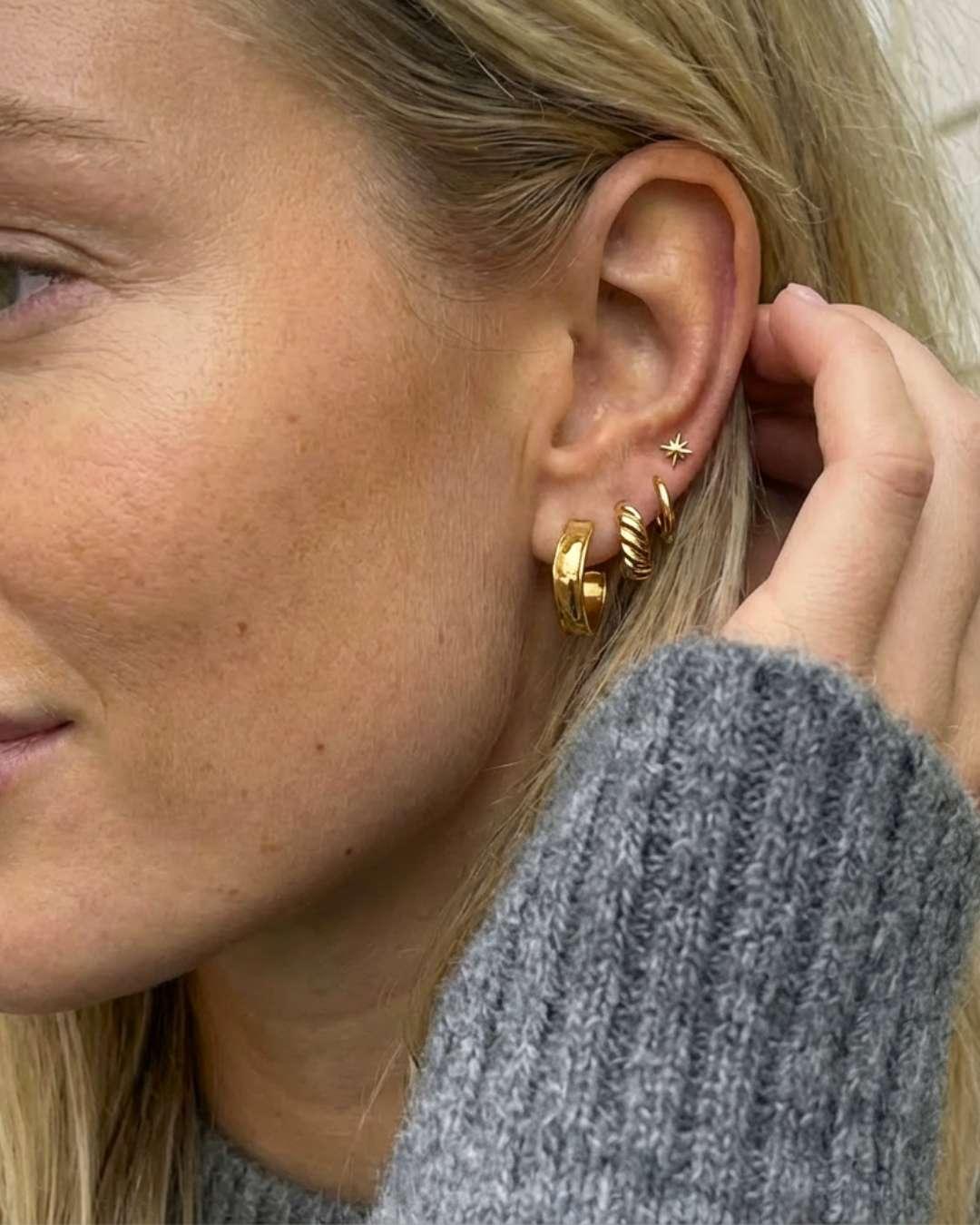 Hoop øreringe med fletmønster i guld vandfaste 