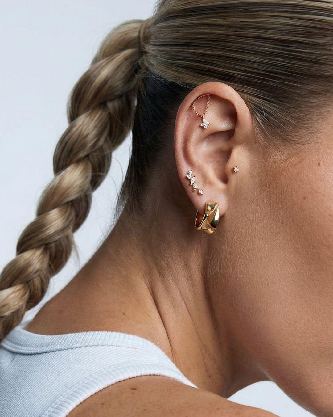 Buet piercing smykke 8 mm med Zirkoner og flatback lås I guld