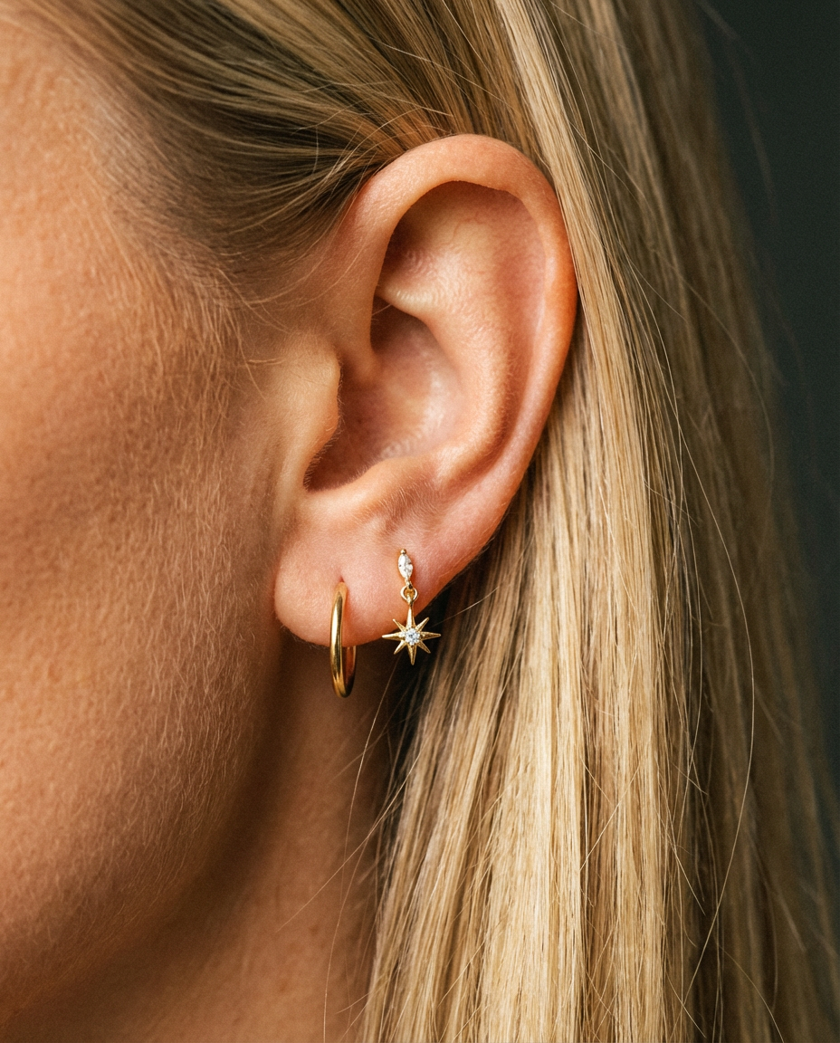 Ani stjerne piercing med flat back i guld på øre