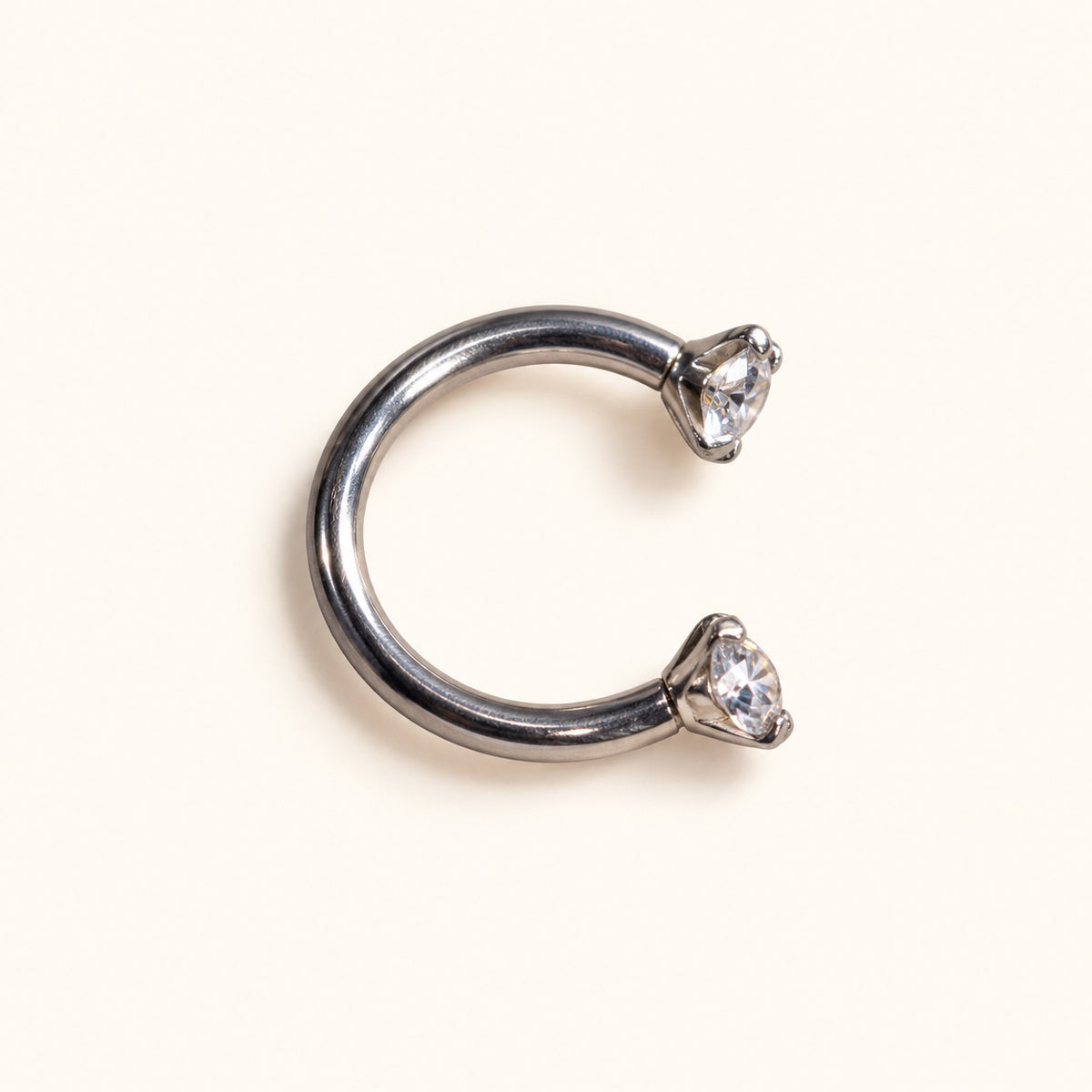 Ayla hestesko piercing i titanium set fra siden