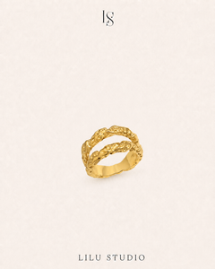 Ring dobbelt hamret molten forgyldt — Runa Double
