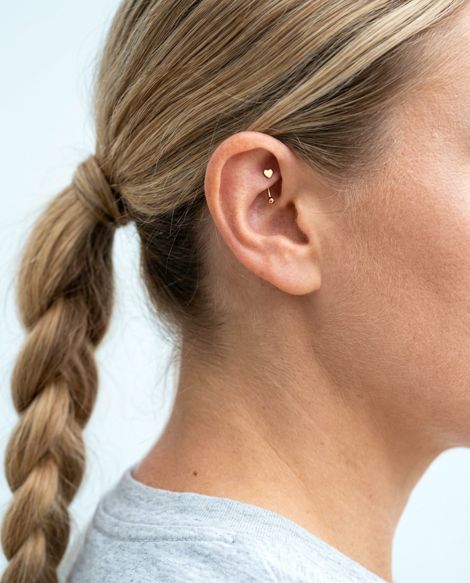 Heart Curve rook piercing i guld på øre