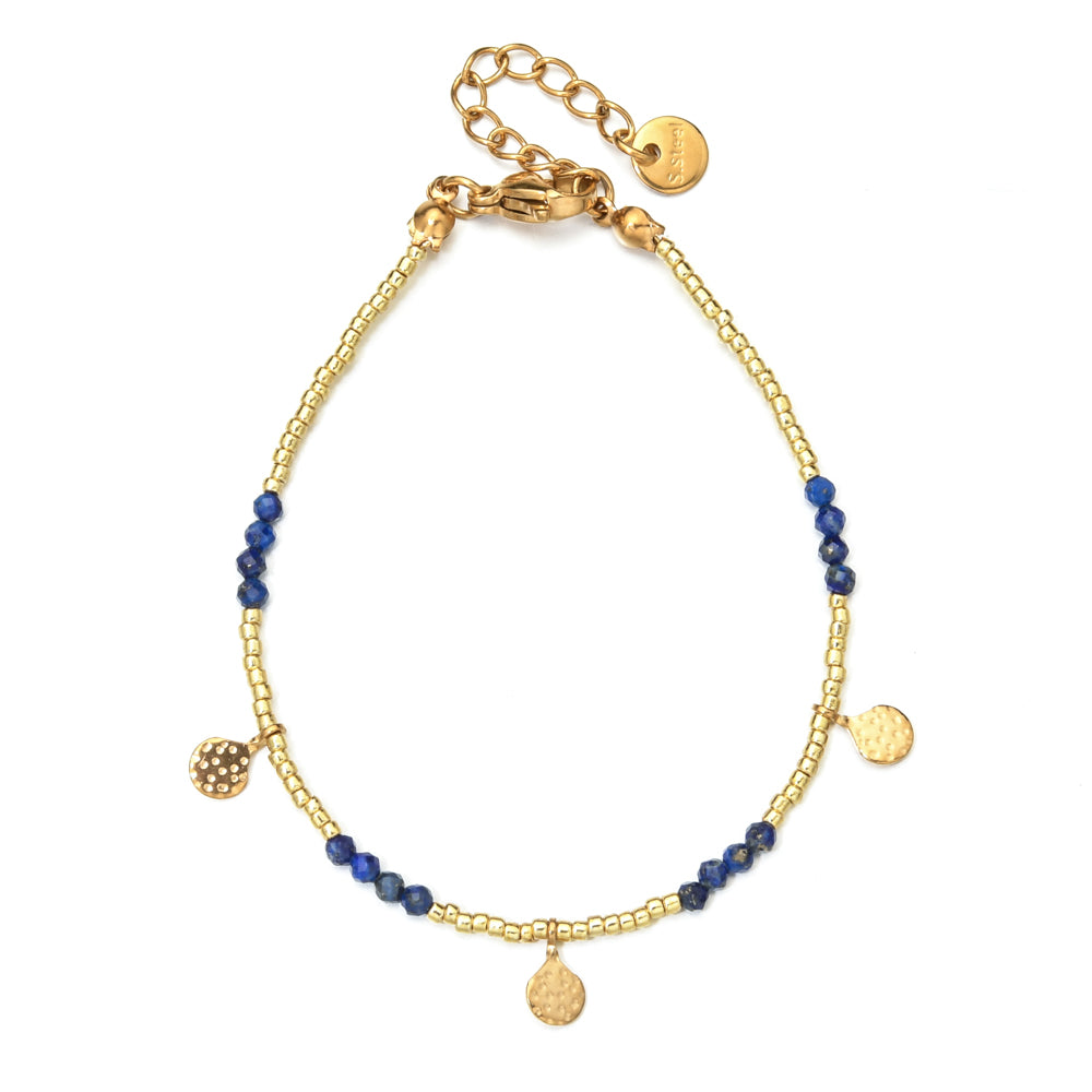 Armbånd med hamrede dråbe-charms i blå — Ibiza