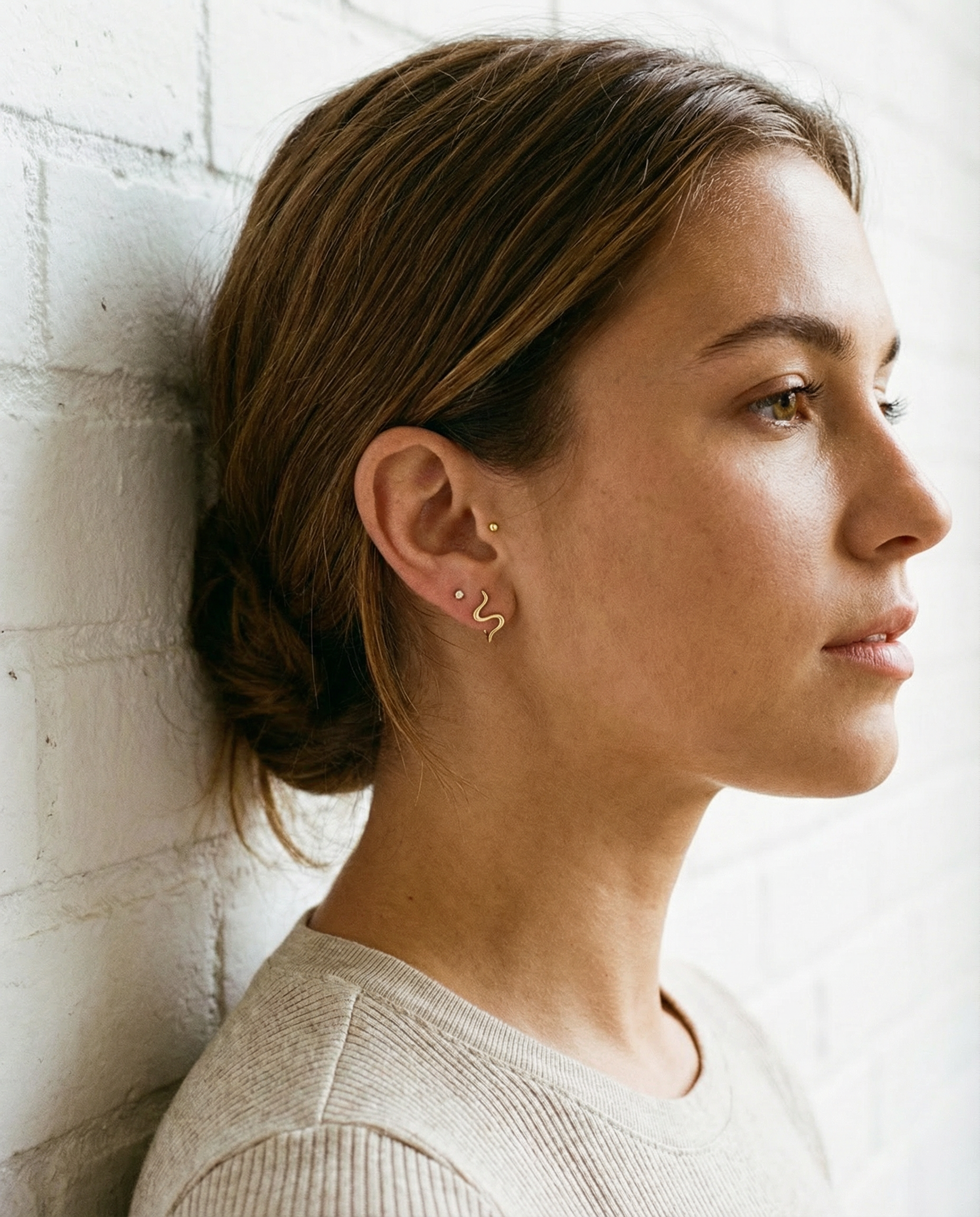 Inara Hoops med Flydende Former i guld — lifestyle