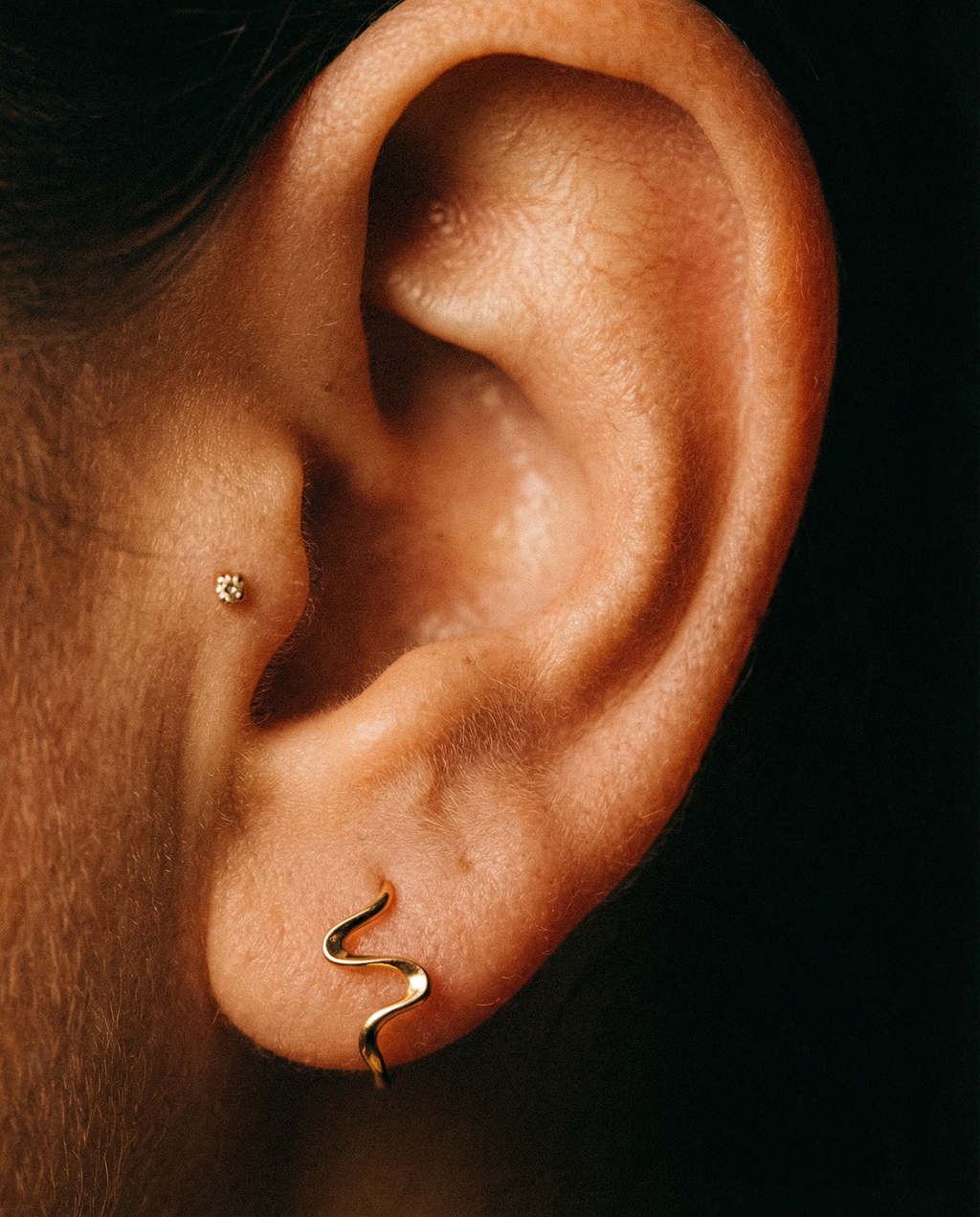 Inara Hoops med Flydende Former i guld — macro øre close-up