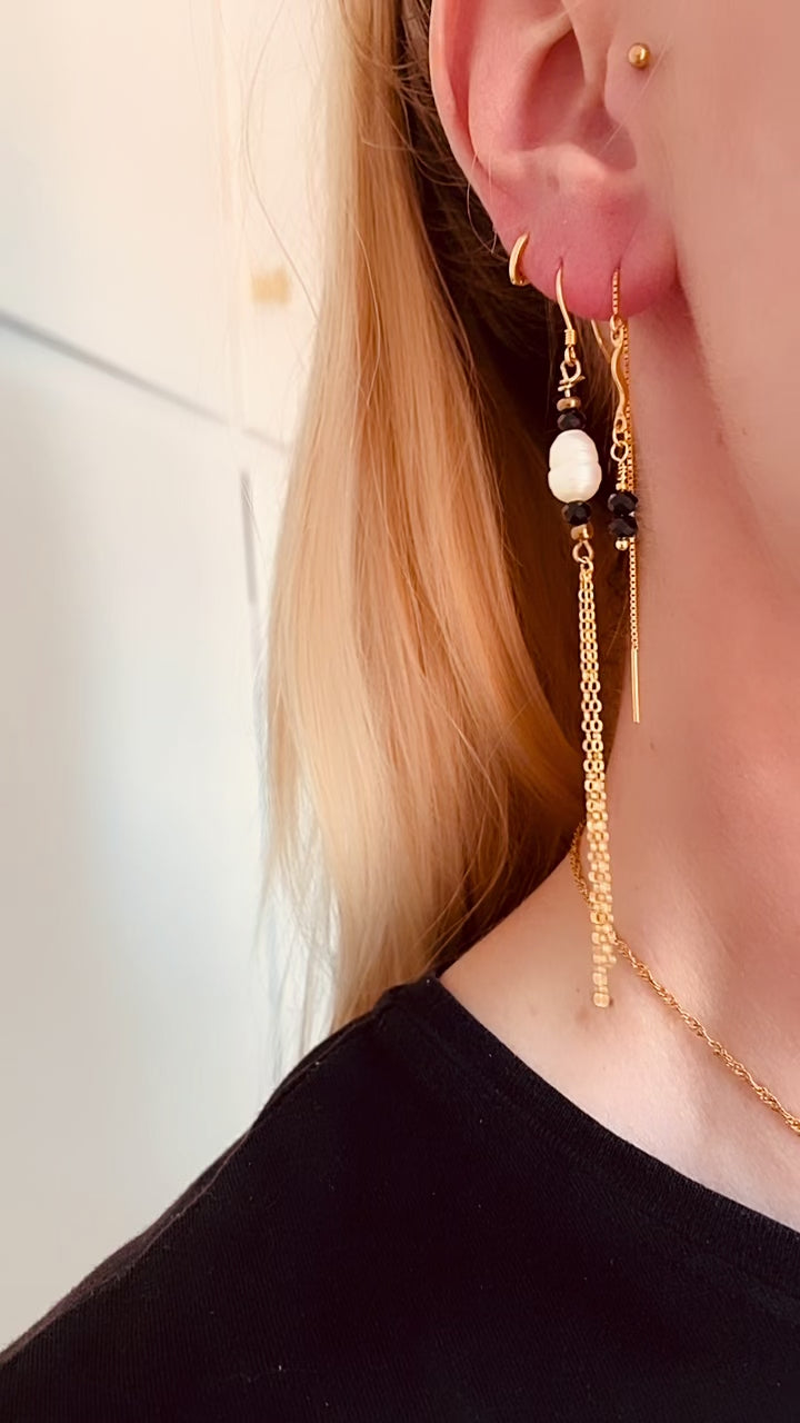 Sienna kæde ørering med sorte perler og en guld bølge