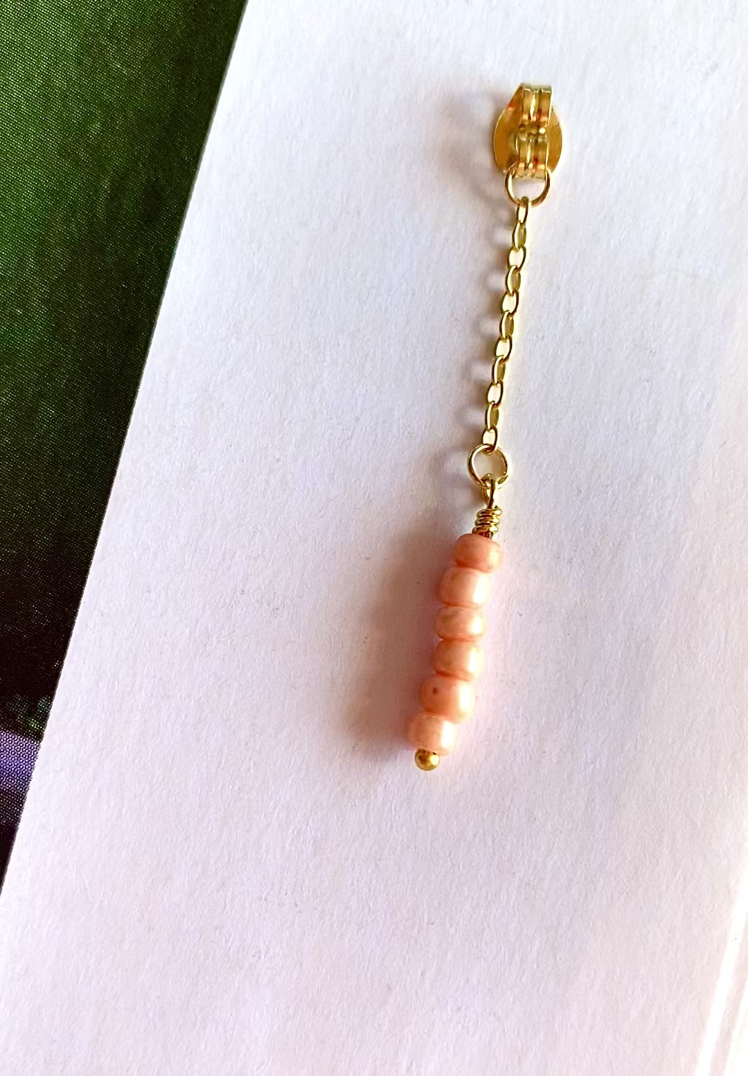 Christina Behind Ear Earring med lyserøde perler