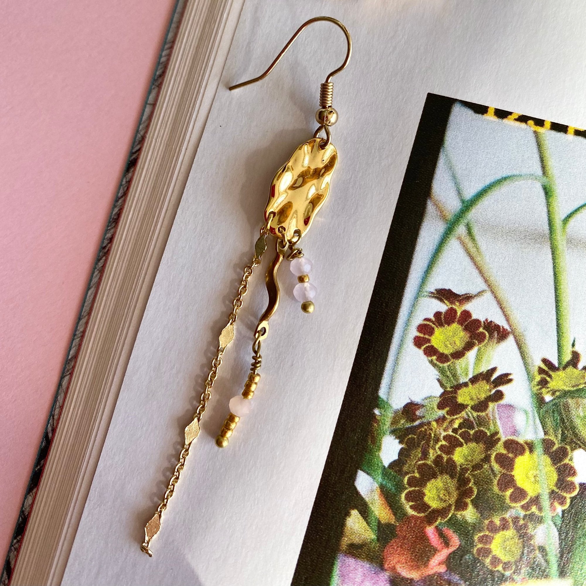 Stella ørering med guldvedhæng, kæde og lyserøde perler