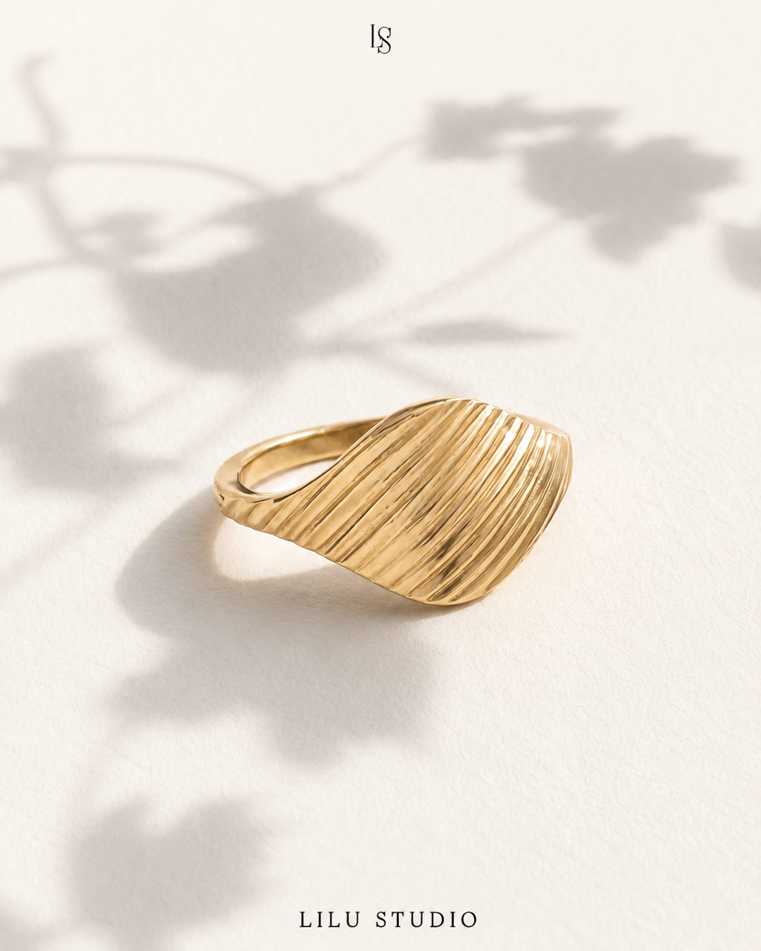Riva — editorial billede, Lilu Studio