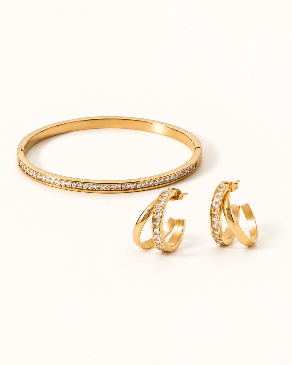 Smykkesæt med bangle armbånd og triple hoops øreringe med zirkoner, forgyldt — Juno