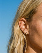 Sunny mini hoops fuld stack — model close-up med alle 3 størrelser i ét øre