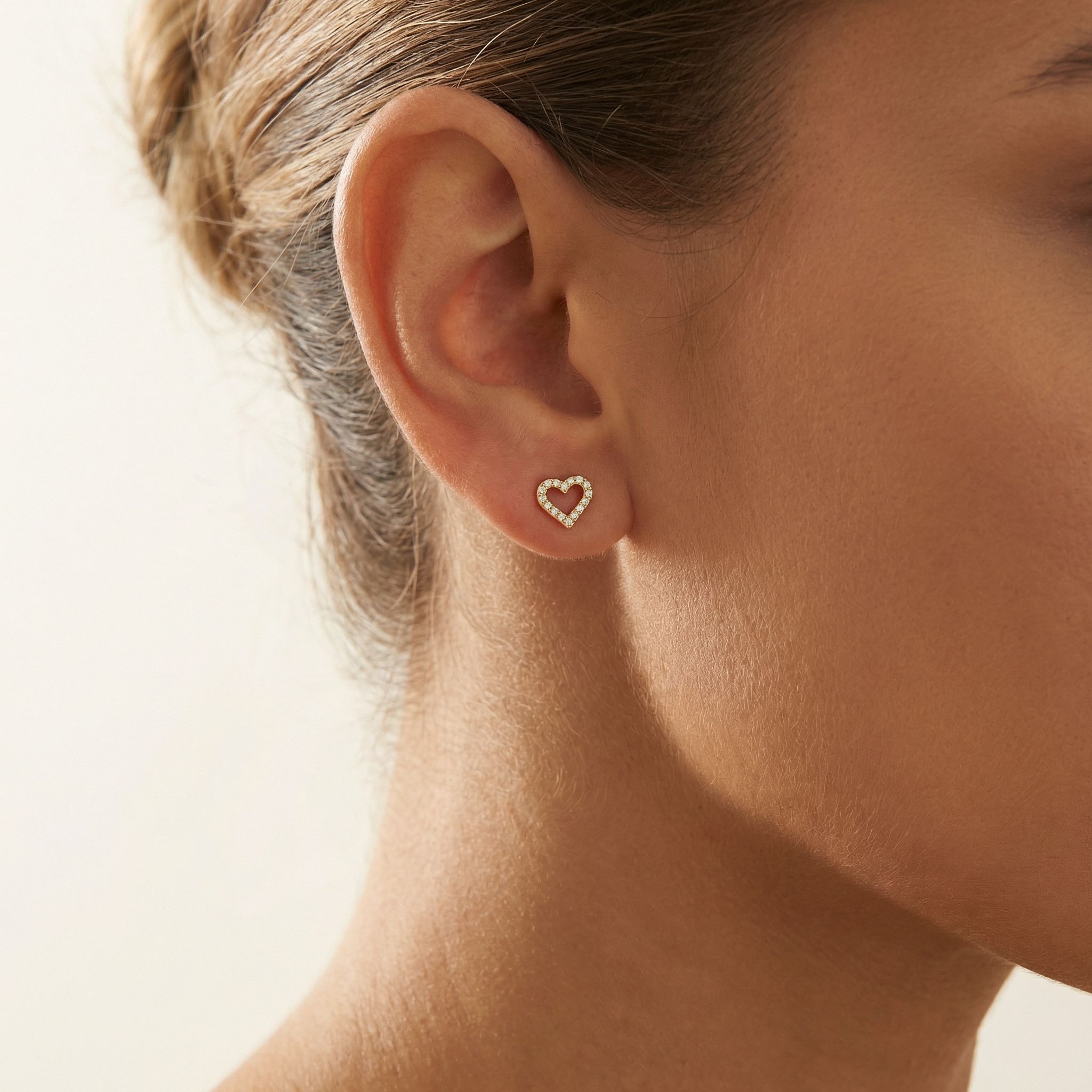 Valentina hjertemotiv-piercing med flat back i guld — close-up neutral baggrund