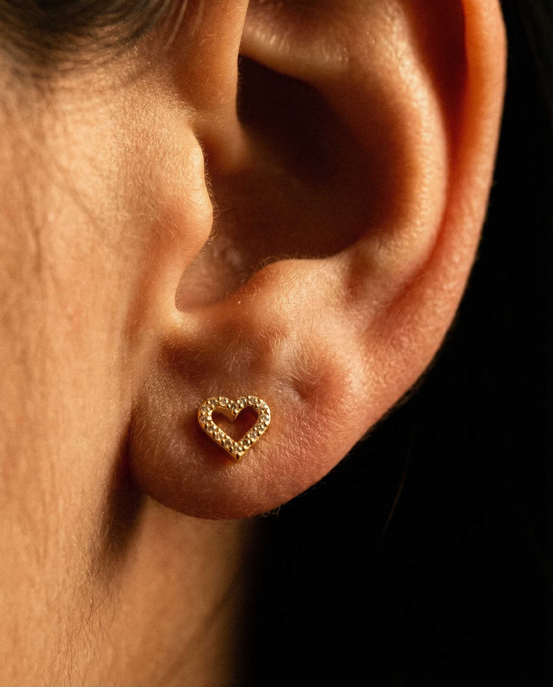 Valentina hjertemotiv-piercing med flat back i guld — macro øre close-up